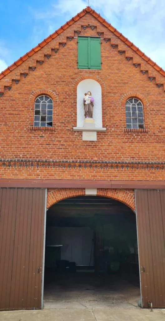 Klinkergiebel nach der Sanierung mit Figurennische, Bogenfenstern und offenem Tor