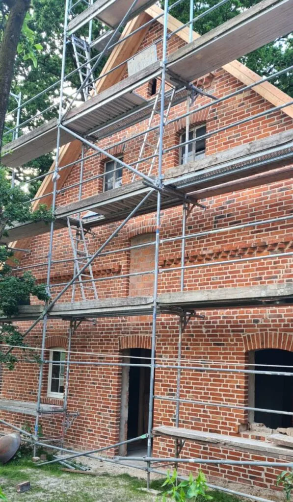 Gerüst vor dem alten Klinkergiebel während der Arbeiten am Mauerwerk