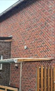 Dieselbe Hauswand nach der Sanierung mit gleichmäßigem Fugenbild