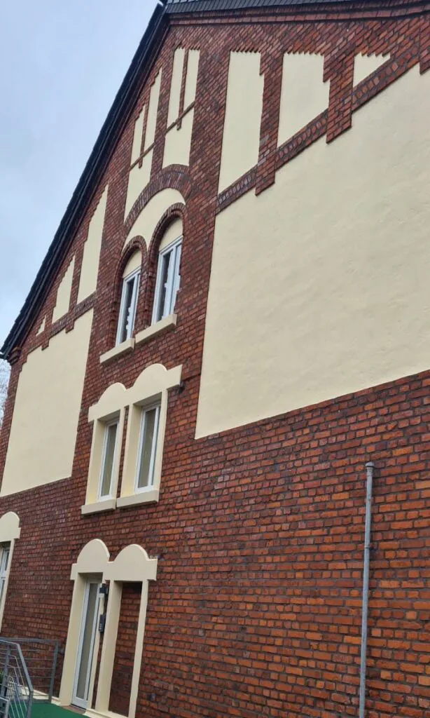 Derselbe Giebel nach der Sanierung mit gleichmäßig dunklem Fugenbild